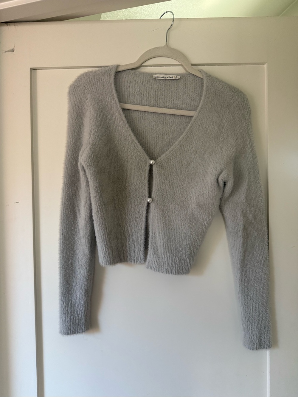 Abercrombie & Fitch Light Gray Fuzzy Cropped V-Neck Cardigan with Pearl Buttons